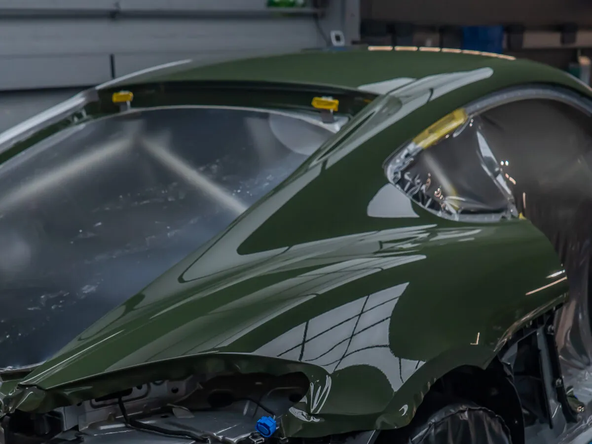 Facharbeiter bei der Installation einer farbigen Lackschutzfolie am Porsche 718 GT4 RS bei BespokeOne