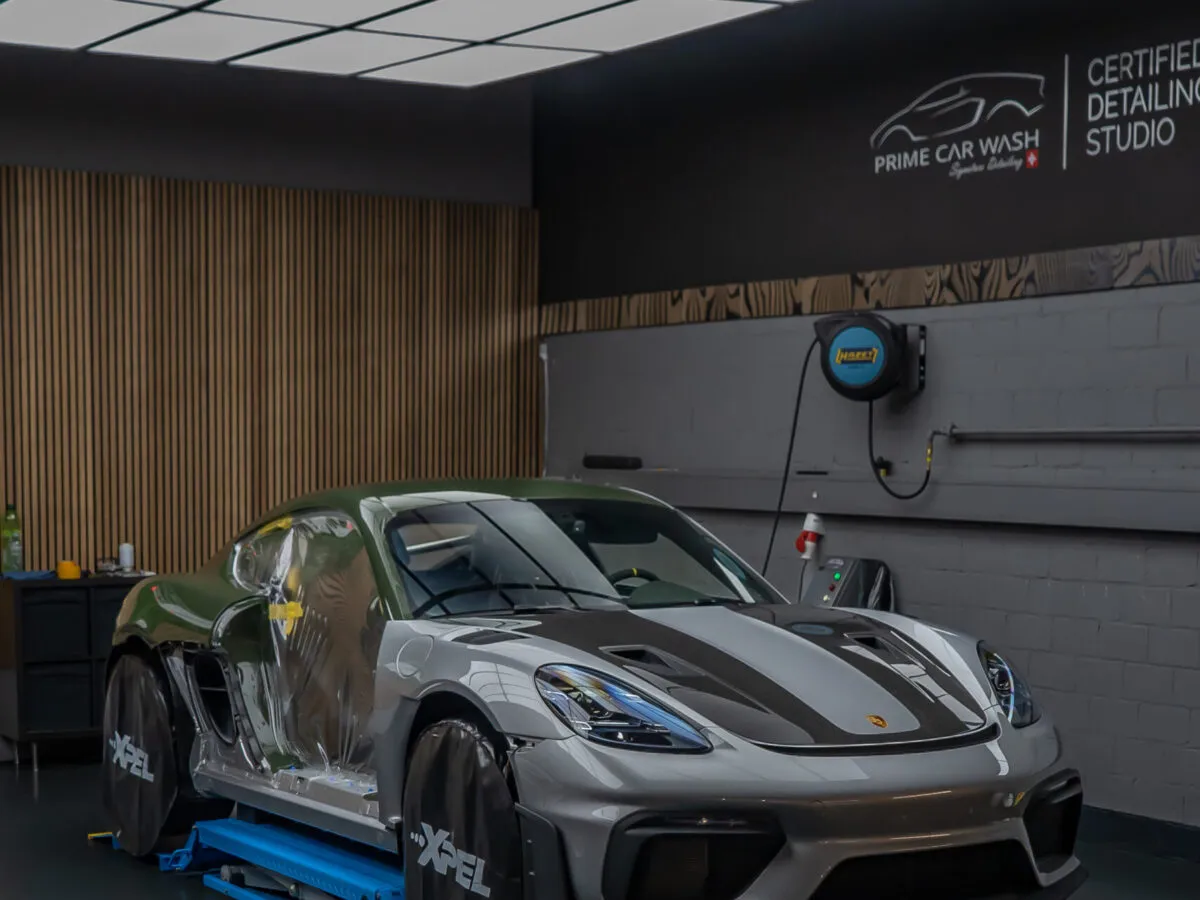 Halbfoliertes Porsche 718 GT4 RS bei der farbigen Lackschutzfolien-Installation von GT-Silber zu PTS Schwarz Oliv