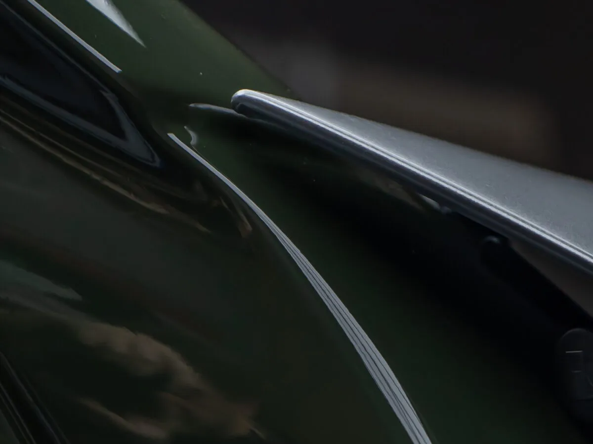 Facharbeiter bei der Installation einer farbigen Lackschutzfolie am Porsche 718 GT4 RS bei BespokeOne