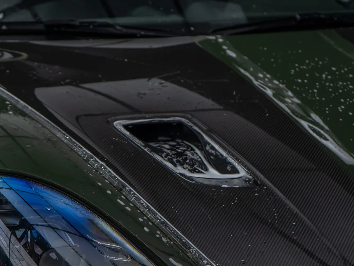 Installation transparenter selbstheilender Lackschutzfolie auf Carbonteilen eines Porsche 718 GT4 RS