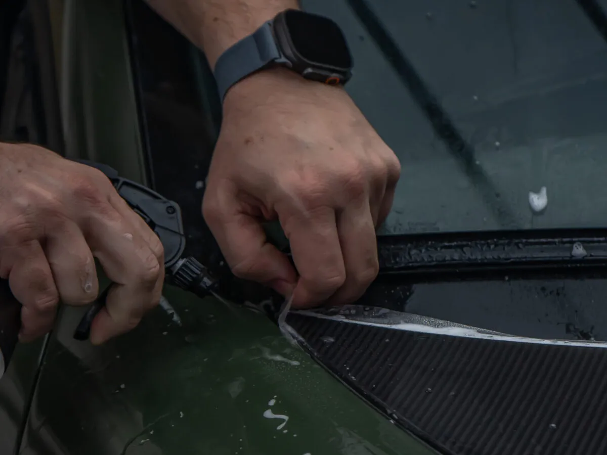 Installation transparenter selbstheilender Lackschutzfolie auf Carbonteilen eines Porsche 718 GT4 RS