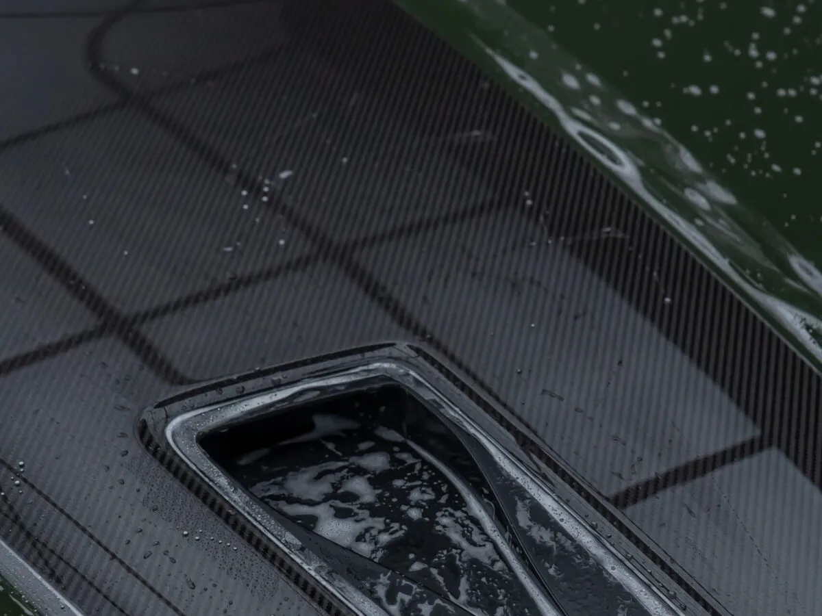 Installation transparenter selbstheilender Lackschutzfolie auf Carbonteilen eines Porsche 718 GT4 RS
