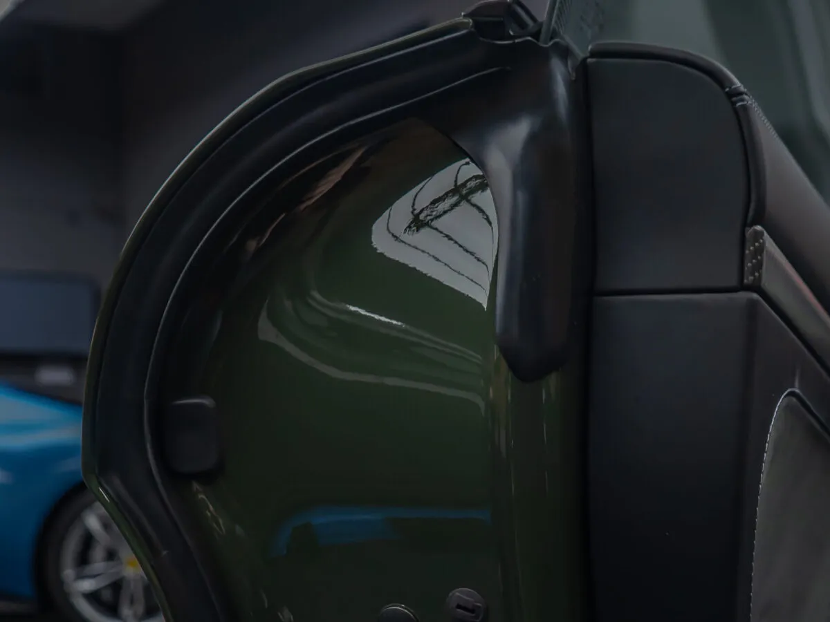 Fertig folierter Porsche 718 GT4 RS mit farbiger Lackschutzfolie in PTS Schwarz Oliv von BespokeOne