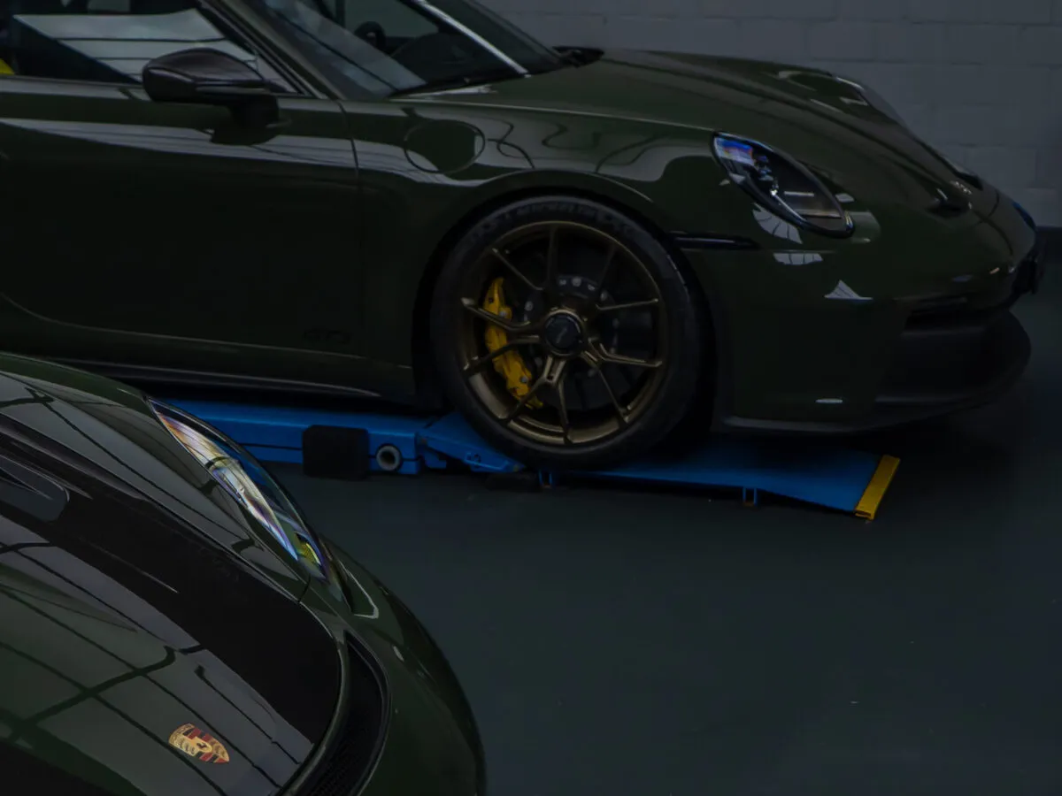 Zwei Porsches mit farbiger Lackschutzfolie in PTS Schwarz Oliv: 992 GT3 und 718 GT4 RS von BespokeOne
