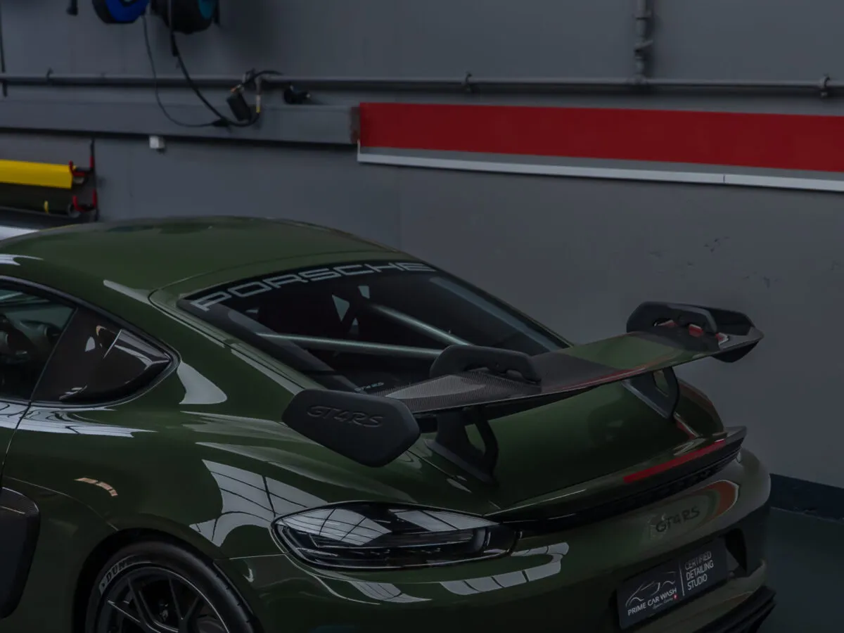 Fertig folierter Porsche 718 GT4 RS mit farbiger Lackschutzfolie in PTS Schwarz Oliv von BespokeOne