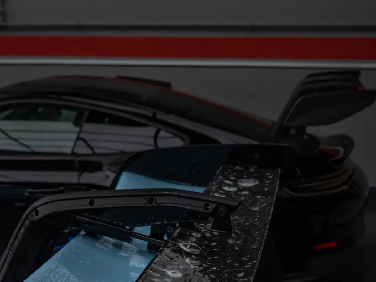 Detailansicht Heckflügel Carbon Porsche 992 GT3 RS Weissach – selbstheilende Lackschutzfolie (PPF) präzise umgelegt für unsichtbaren Schutz