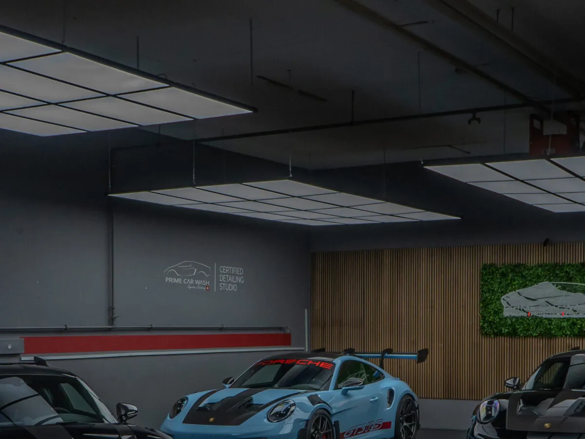 Drei Porsche 992 GT3 RS Weissach in der Halle bei BespokeOne – alle mit vollständiger selbstheilender Lackschutzfolie (PPF) und Premium Keramikversiegelung für maximalen Schutz