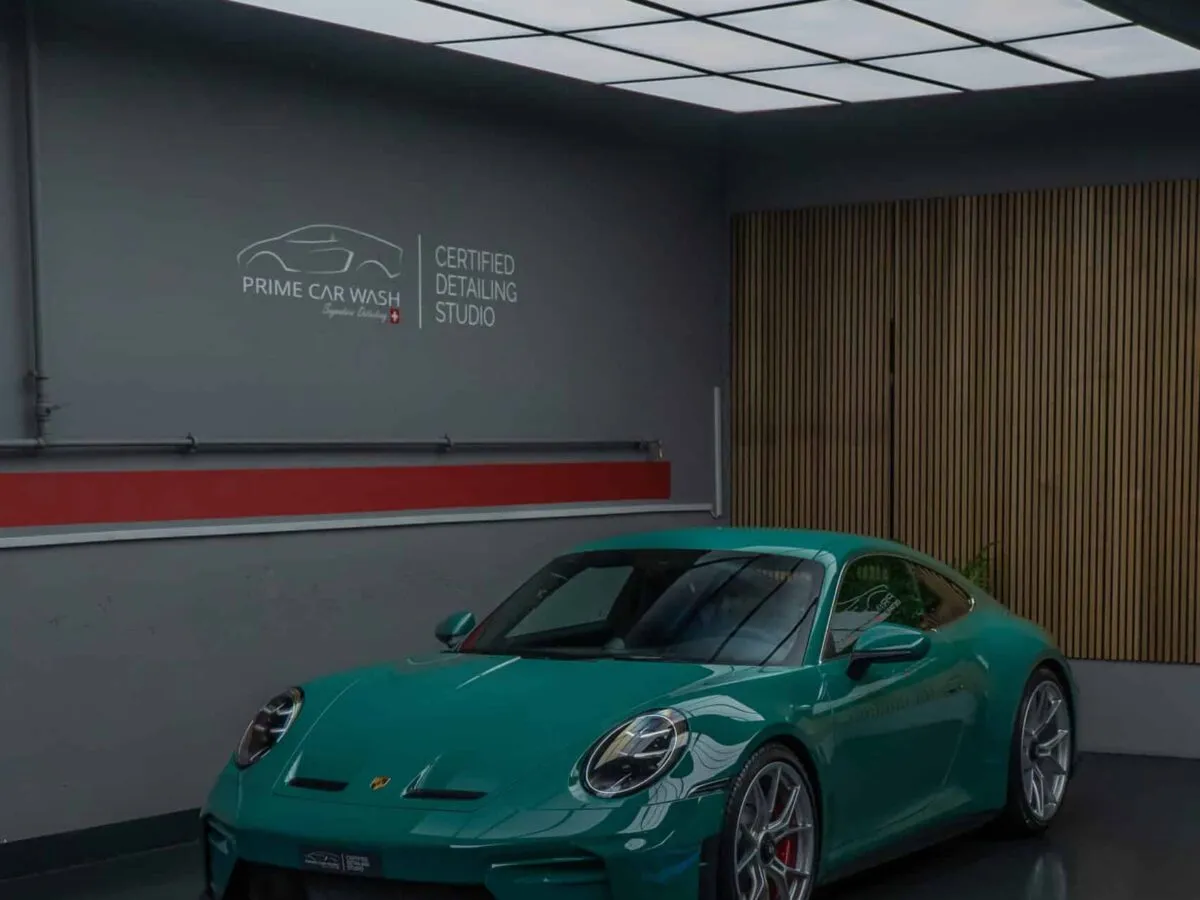 Frontansicht Porsche 992.2 GT3 Touring PTS Smyrna Green nach vollflächiger XPEL Lackschutzfolie PPF, BespokeOne Schweiz