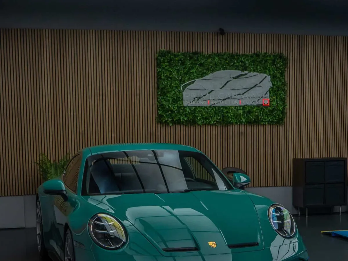 Frontansicht Porsche 992.2 GT3 Touring PTS Smyrna Green nach vollflächiger XPEL Lackschutzfolie PPF, BespokeOne Schweiz