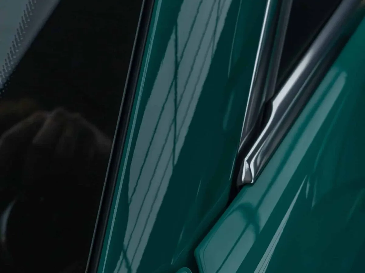 Detail glänzender Lack Porsche 992.2 GT3 Touring PTS Smyrna Green nach XPEL Lackschutzfolie PPF, BespokeOne Schweiz