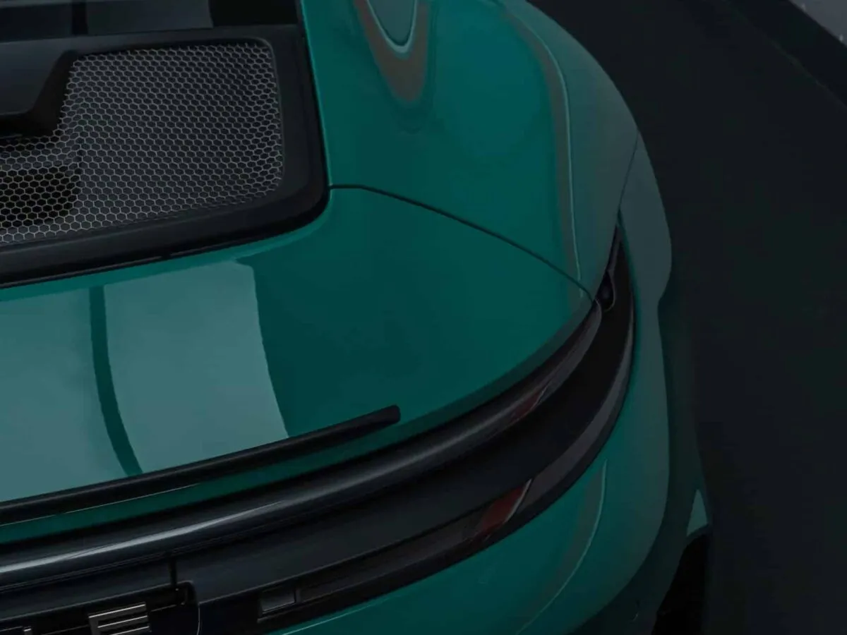 Detail glänzender Lack Porsche 992.2 GT3 Touring PTS Smyrna Green nach XPEL Lackschutzfolie PPF, BespokeOne Schweiz