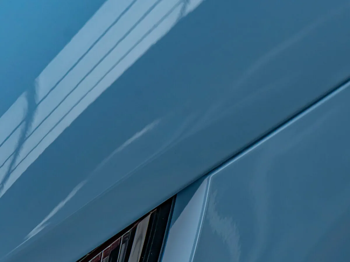 Detail: Selbstheilende Lackschutzfolie (PPF) wird maximal um die Kante umgelegt beim Porsche 992 GT3 RS – präzise und unsichtbar