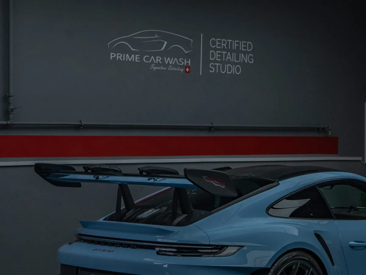 Heckansicht Porsche 992 GT3 RS Weissach nach vollständiger Lackschutzfolie (PPF) und Keramikversiegelung – tiefer Glanz und perfekter Schutz