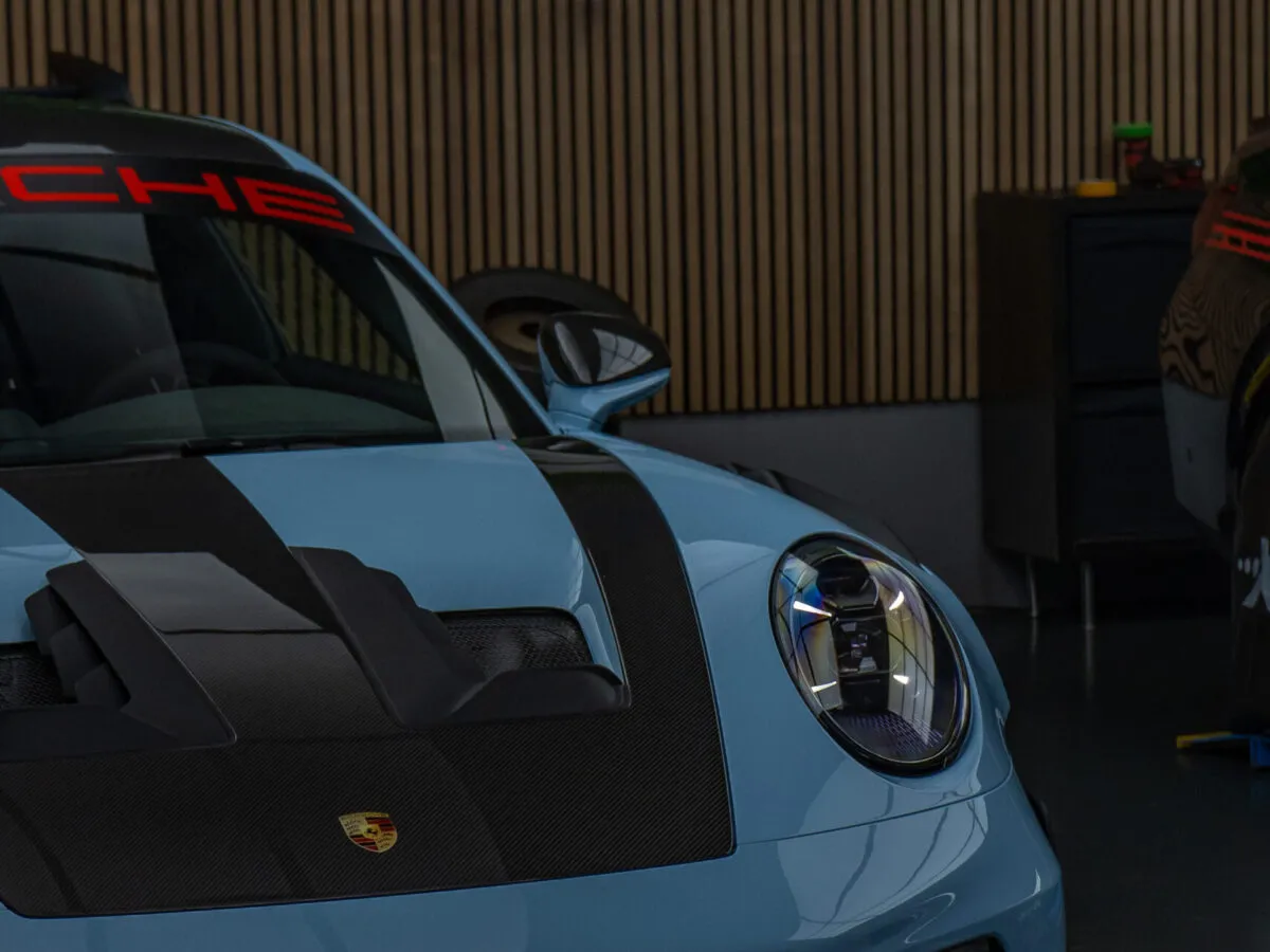 Frontansicht Porsche 992 GT3 RS Weissach mit selbstheilender Lackschutzfolie (PPF) und Keramikversiegelung – aggressiver Look und perfekter Glanz