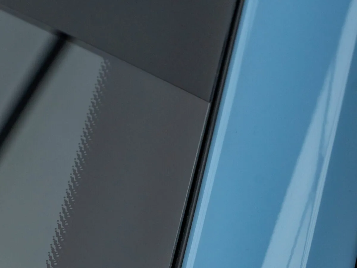 Detail: Selbstheilende Lackschutzfolie (PPF) wird maximal um die Kante umgelegt beim Porsche 992 GT3 RS – präzise und unsichtbar