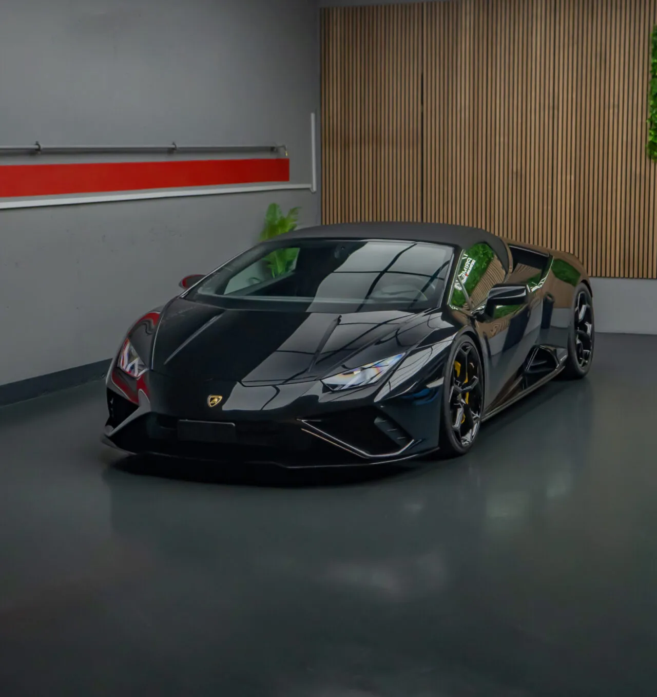 Fahrzeug mit glänzendem Lack, bereit für XPEL Stealth Lackschutzfolie zu mattem Finish