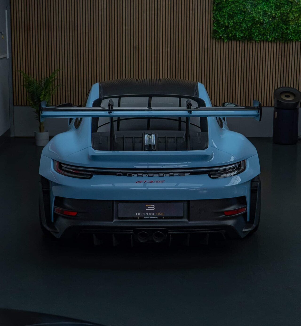 Heckansicht eines Porsche 992 GT3 RS Weissach mit Keramikversiegelung von BespokeOne