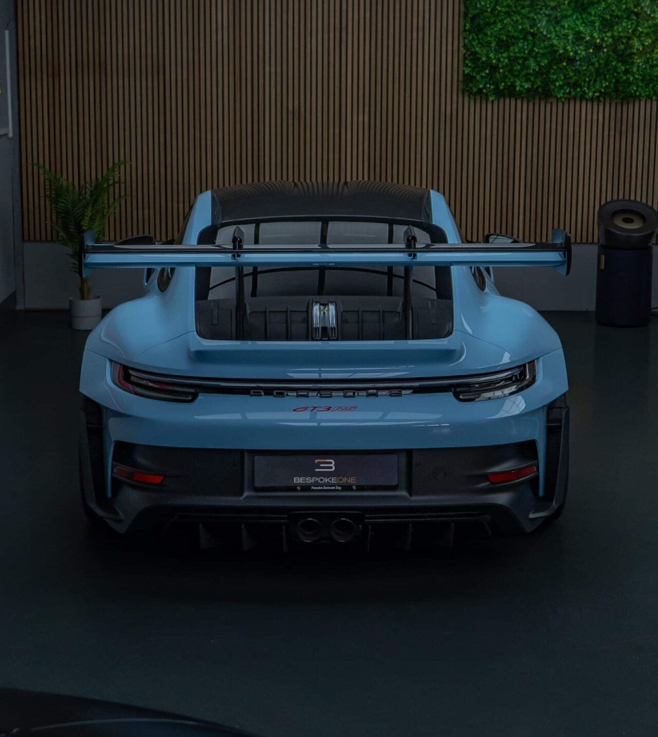 Heckansicht eines Porsche 992 GT3 RS Weissach mit Keramikversiegelung von BespokeOne