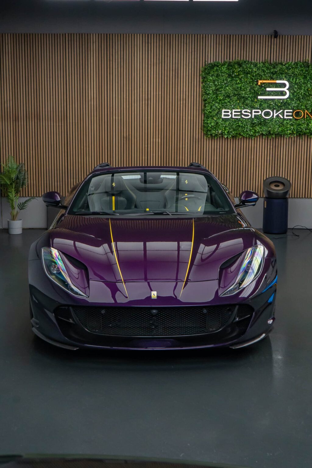 Ferrari 812 GTS in Viola Hongkong nach professioneller Lackschutzfolierung in der Werkstatt, Frontansicht mit glänzender Oberfläche