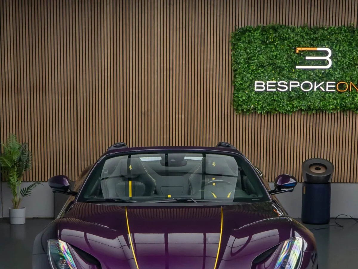 Ferrari 812 GTS in Viola Hongkong nach professioneller Lackschutzfolierung in der Werkstatt, Frontansicht mit glänzender Oberfläche
